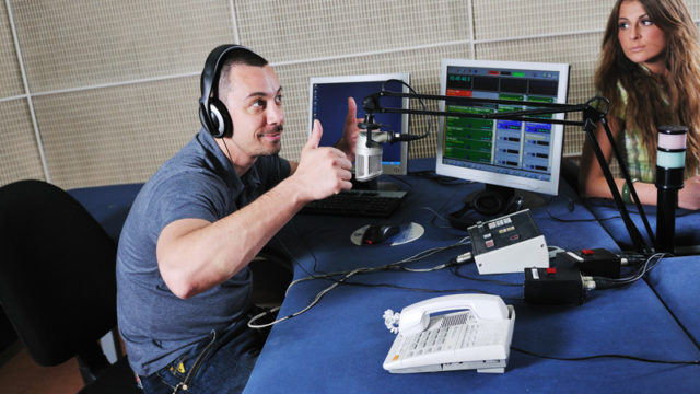 Come parlare al microfono quando siamo ospiti in radio