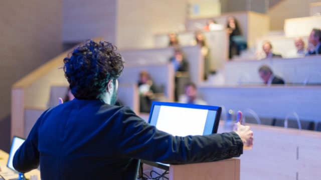 Public Speaking: quando usare il podio (e quando forse è meglio di no)
