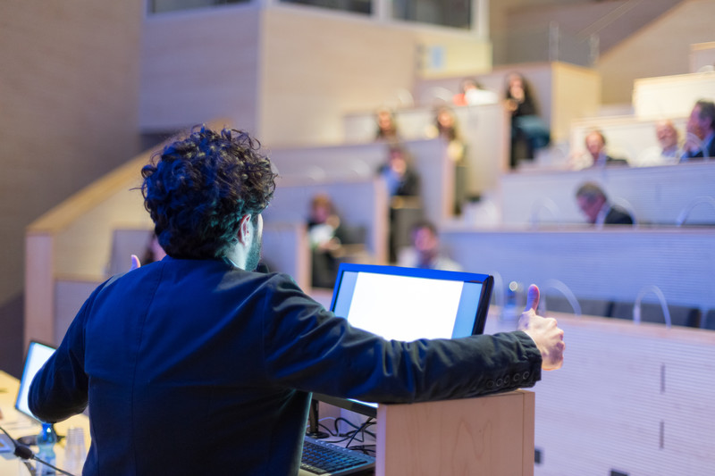 Public Speaking: quando usare il podio (e quando forse è meglio di no)