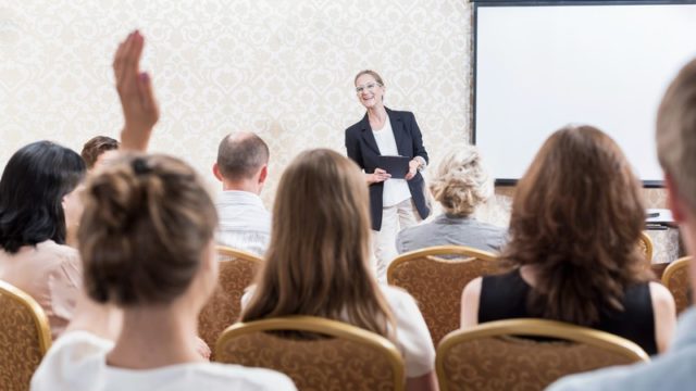 Come fare una domanda al relatore quando assistiamo a una conferenza