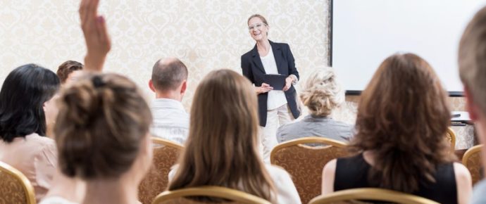 Come fare una domanda al relatore quando assistiamo a una conferenza