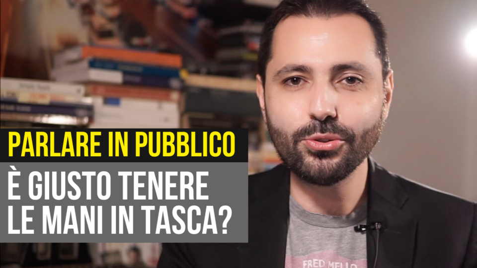 È giusto tenere le mani in tasca quando parliamo in pubblico?